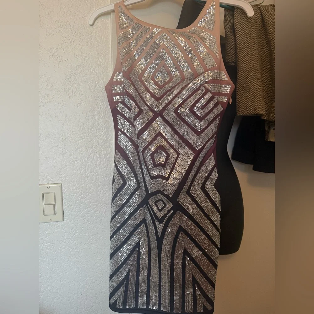 BEBE OMBRÉ SEQUIN GEOMETRIC BODYCON DRESS SZ SMALL OPEN‎ BACK MINI